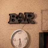 ... e un�insegna BAR dal sapore vintage